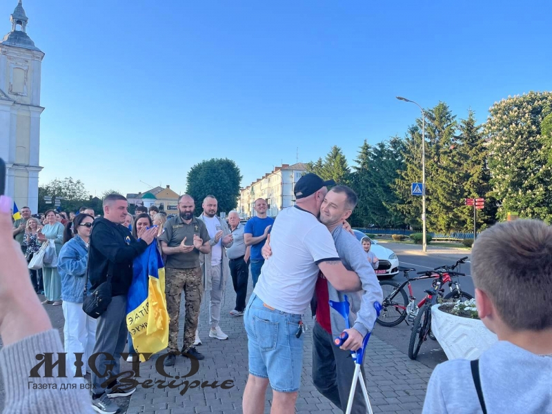 У Володимирі зустріли звільненого з російського полону прикордонника Володимира Оліфирука 