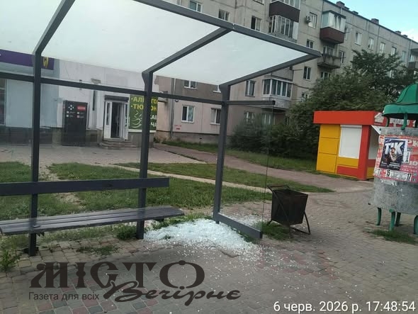 У Володимирі вандали розтрощили скляну зупинку 