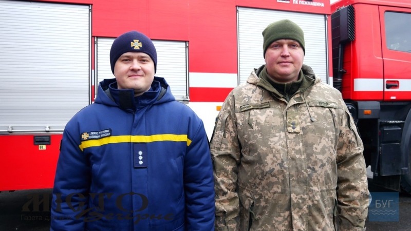 Пожежник та військовий з Володимира вдруге врятували ту ж жінку з палаючого будинку 