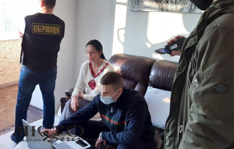 Дівчині з Володимира повідомили про підозру в розповсюдженні порнографії 