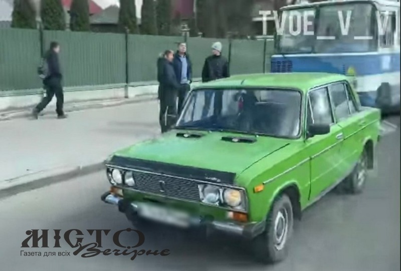 У Володимирі зіткнулися автобус та легковик 