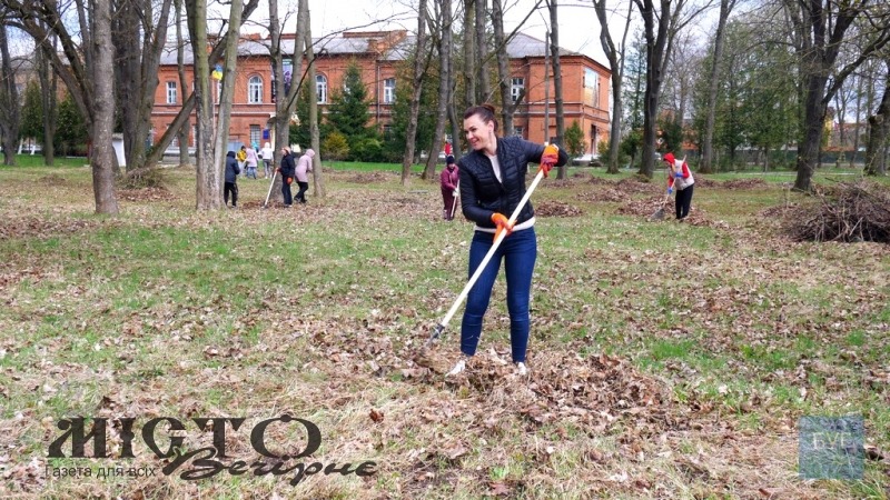 У Володимирі містяни прибрали від чагарників Брусилівський парк - новини Володимир-Водинського У Володимирі містяни прибрали від чагарників Брусилівський парк
