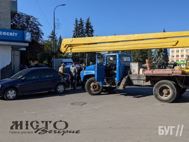 У Володимирі сталася ДТП за участю автокрана та легковика - новини Володимир-Водинського У Володимирі сталася ДТП за участю автокрана та легковика