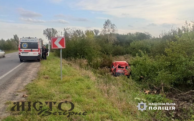 Розповіли деталі смертельної аварії біля Старої Лішні: водій Renault Kangoo не впорався з керуванням та зіткнувся з дорожнім знаком 