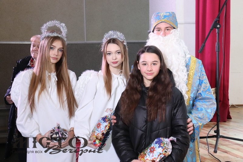 Дітям-сиротам Володимира вручили різдвяні подарунки 