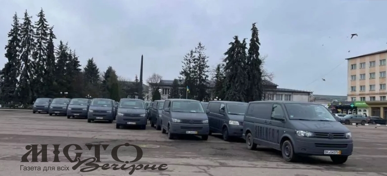 У Володимирі автомобілі від благодійного фонду готують до відправки на фронт 