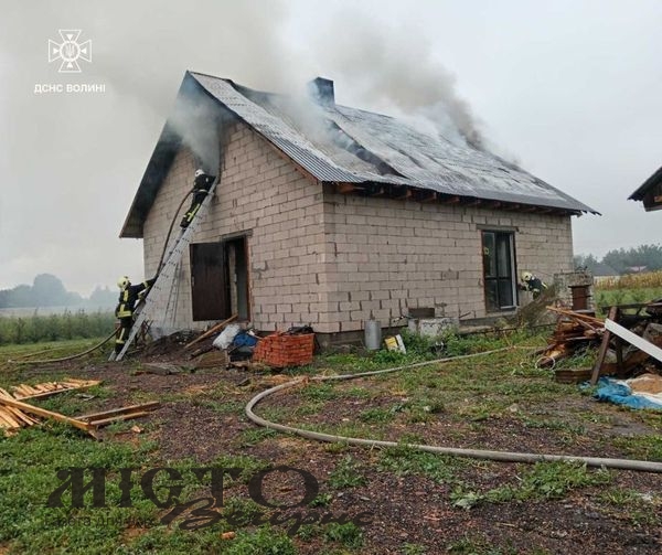 В Устилузькій громаді через влучання блискавки трапилася пожежа в будинку - новини Володимир-Водинського В Устилузькій громаді через влучання блискавки трапилася пожежа в будинку