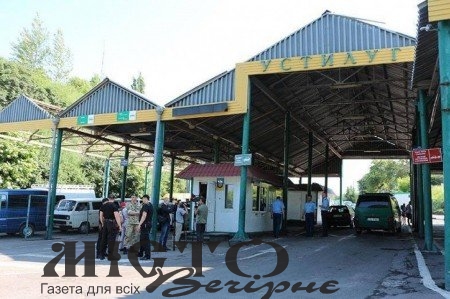 На Устилузі зібралася величезна черга із понад сотні авто 