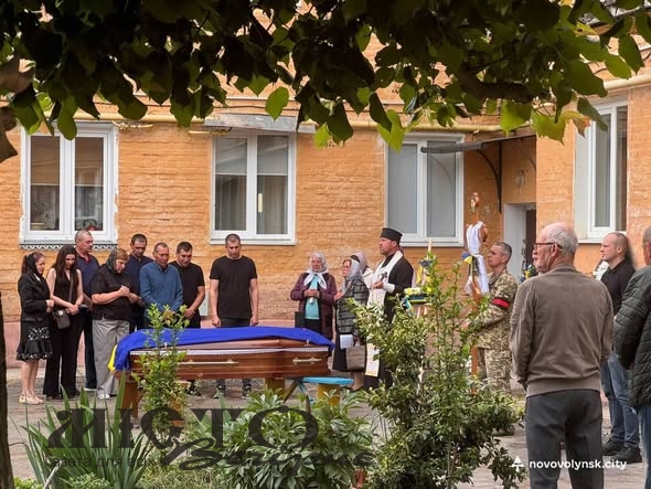 У Нововолинську попрощалися з двома полеглими воїнами - Віталієм Ткачовим і Максимом Медведчуком 