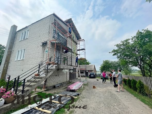 У Володимирській громаді ремонтують дах будинку для родини, де виховується 22 дитини 