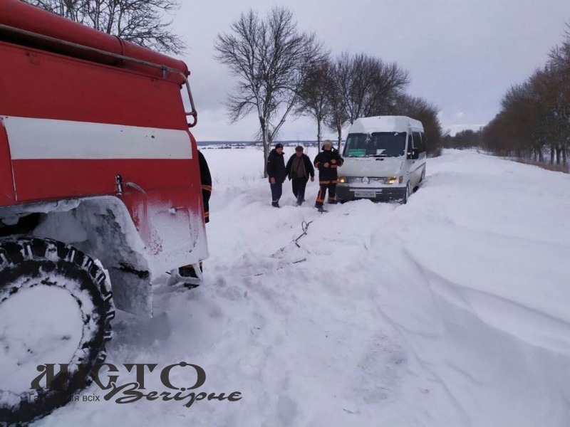 У Володимирі витягнули зі снігового замету маршрутку - новини Володимир-Водинського У Володимирі витягнули зі снігового замету маршрутку