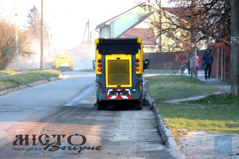 У Володимирі приватна спецтехніка чиститиме вулиці від піску, що лишився після зими - новини Володимир-Водинського У Володимирі приватна спецтехніка чиститиме вулиці від піску, що лишився після зими