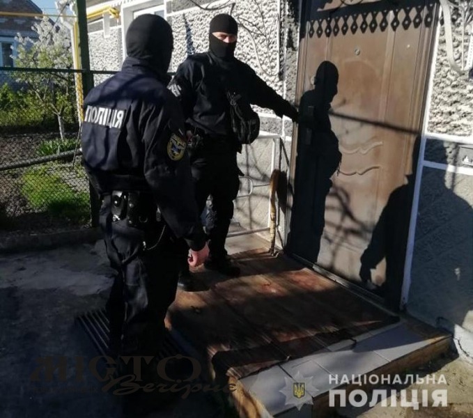 У Володимирі поліція провела масштабні обшуки під час яких знайшли наркотики, зброю та крадені речі 