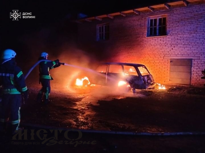 У Нововолинській громаді горів легковий автомобіль 