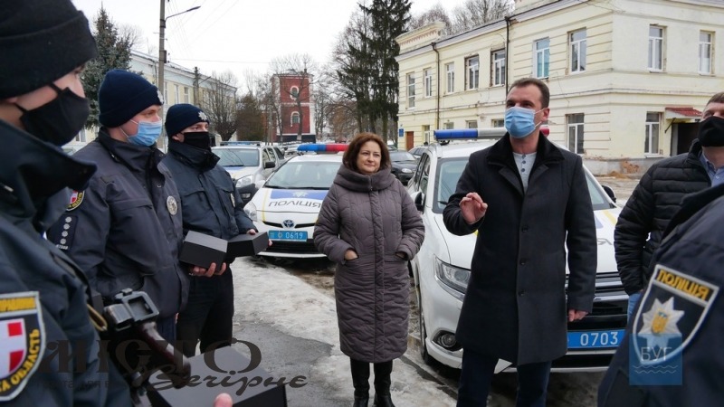 Поліцейським Володимира передали бодікамери 