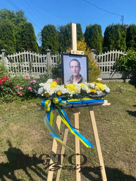 Повернувся назавжди «на щиті»: у Нововолинській громаді попрощалися з Героєм Віталієм Крикуном 