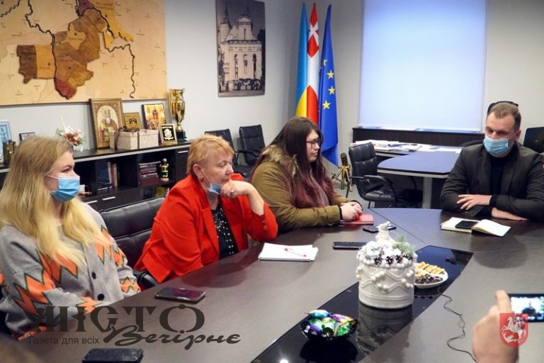 Журналісти з міським головою вели розмову про свята в місті, про «Пузату хату», про колишнє приміщення інфекційного відділення - новини Володимир-Водинського Журналісти з міським головою вели розмову про свята в місті, про «Пузату хату», про колишнє приміщення інфекційного відділення