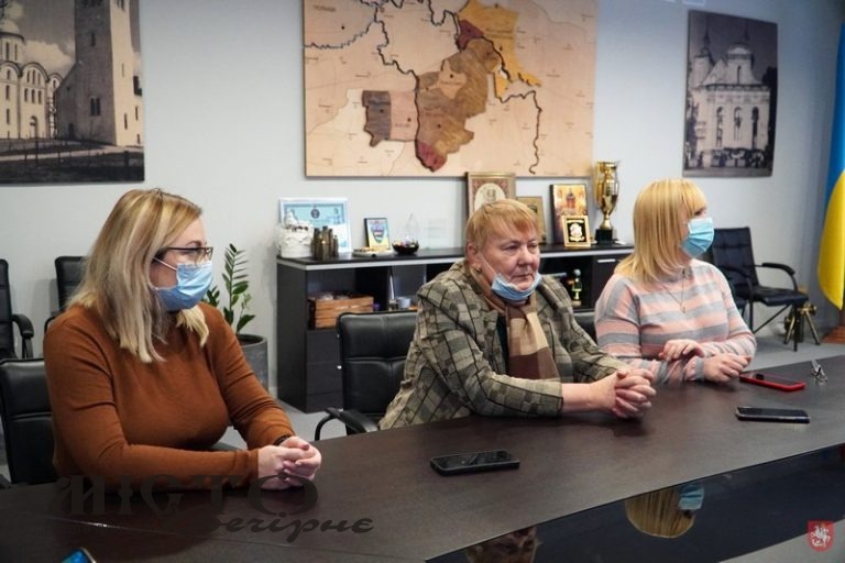 Рівень захворюваності високий, але ковід відступає: саме про це найбільше говорили на брифінгу міського голови з журналістами 
