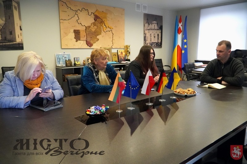 Проблеми переселенців, великодні свята, реабілітаційний центр для військових були в об’єктиві розмови журналістів із міським головою  