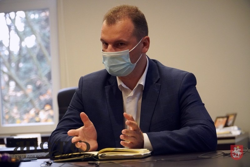 Поїздка міського голови в Дубаї, ремонт костелу, впорядкування польських захоронень, майбутній звіт очільника громади – ці питання цікавили місцеві ЗМІ під час брифінгу 