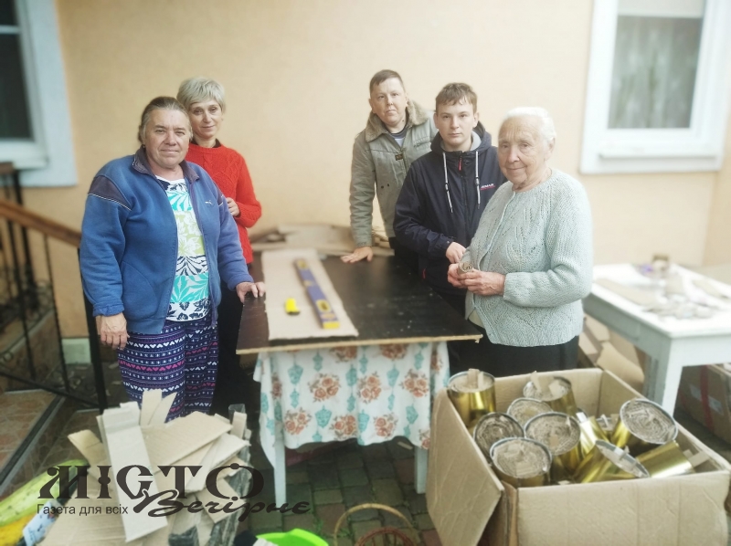 Родина з Володимира виготовляє окопні свічки і просить допомогти з матеріалами 