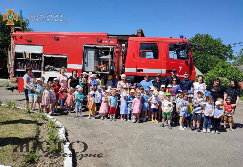 Співробітники ДСНС провели показовий виступ для дошкільнят 