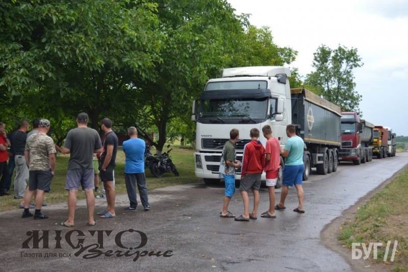 Мешканці Бужанки протестували проти фур із породою, які руйнують дорогу 