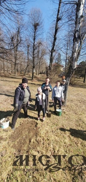 В Іваничах прибрали центральний парк - новини Володимир-Водинського В Іваничах прибрали центральний парк