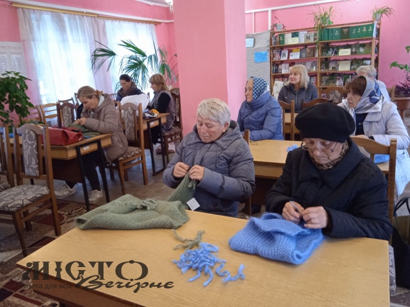 В Іваничах понад десять жінок об’єдналися і разом в’язатимуть шкарпетки для військових - новини Володимир-Водинського В Іваничах понад десять жінок об’єдналися і разом в’язатимуть шкарпетки для військових