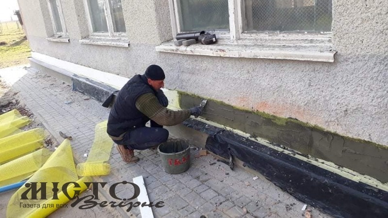 В Іваничах ремонтують фасад спортзалу 