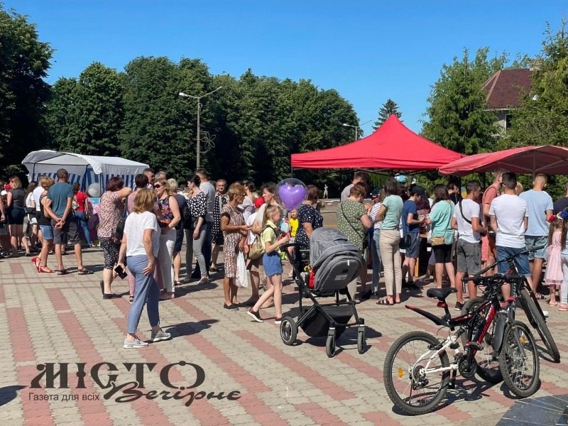 “На благодійний ярмарок, який організатори провели всупереч волі голови селищної ради, зібралися сотні місцевих жителів”  - саме під такими заголовками йшлося у багатьох ЗМІ області в інформації про проведення цього заходу 