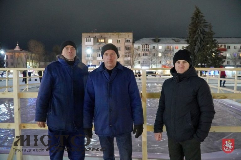 На площі Героїв облаштовують ковзанку 