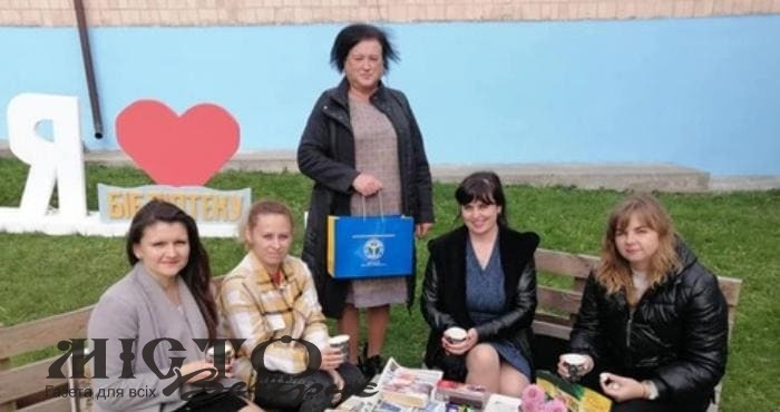 У Локачах пройшла вулична акція з книгами і чаєм 