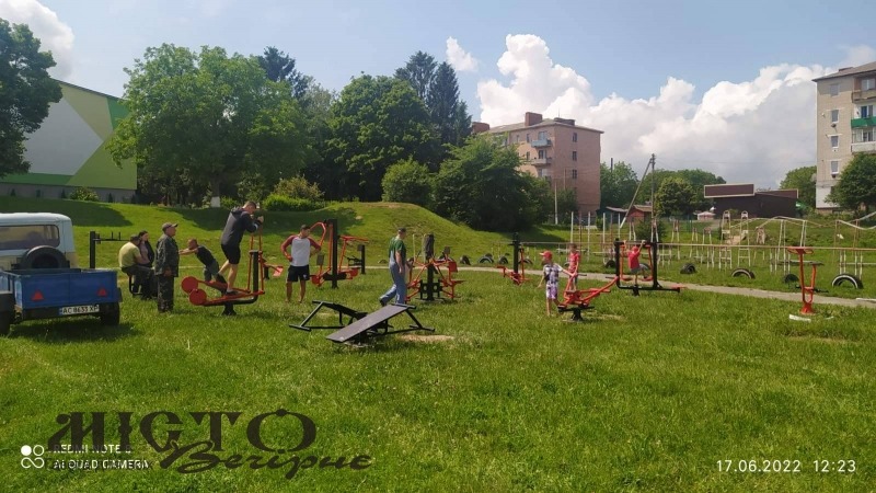 У Локачах встановили вуличні тренажери 