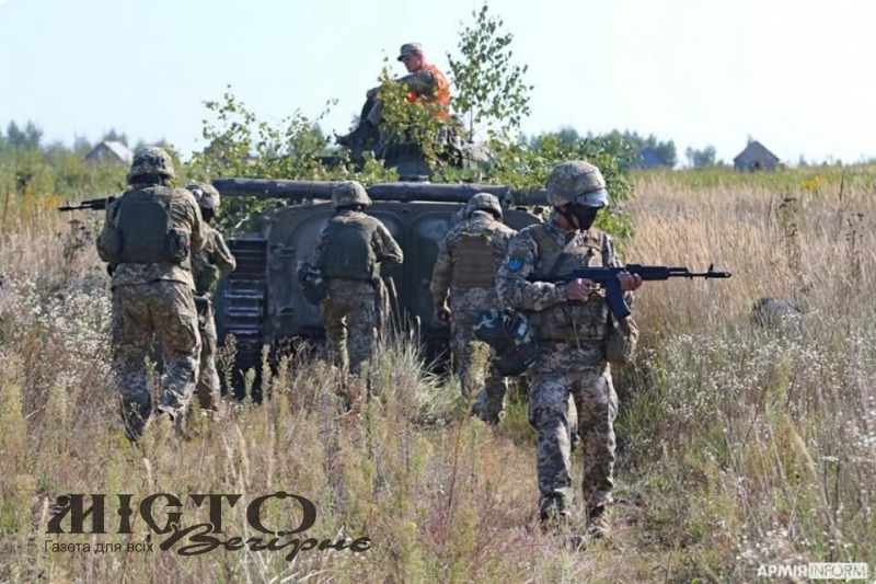 Бойова машина стрімко наближалася до засідки… Диверсанти були напоготові 