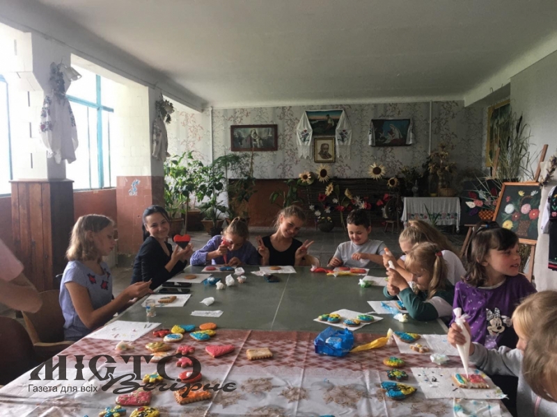 Розмальовують пряники та пишуть листи захисникам: у Литовезькій громаді проводять майстер-класи для діток 