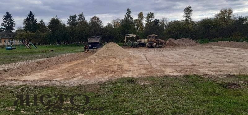 У Литовежі розпочали встановлення футбольного мініполя зі штучною травою 