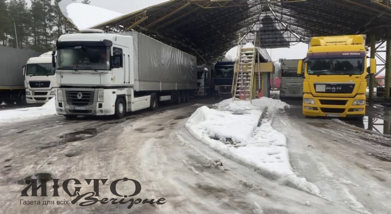 Відновлено рух вантажівок через Ягодин 