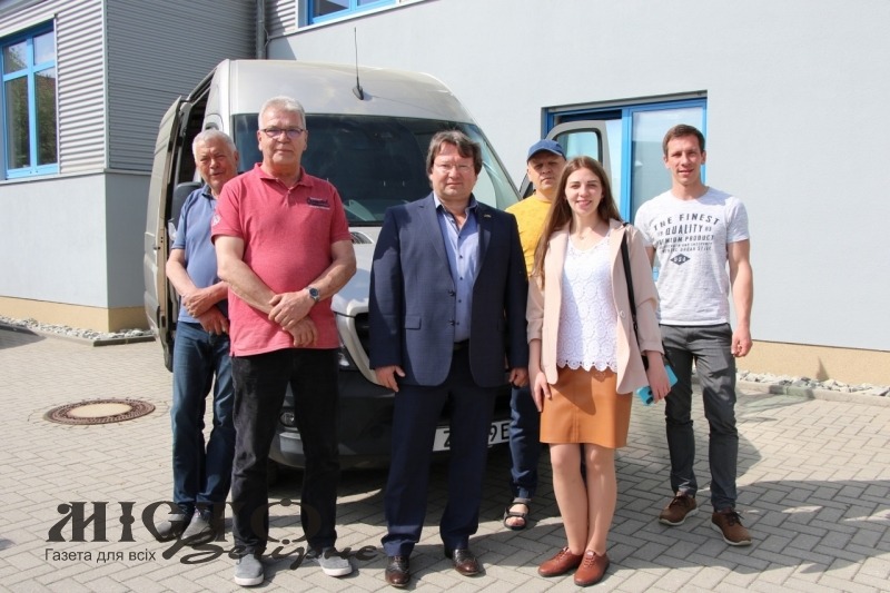 Гості з Німеччини презентували автомобіль для військових  
