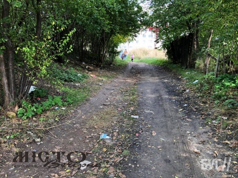 Нововолинці скаржаться на небезпеку та сміття на дорозі від «самострою» 