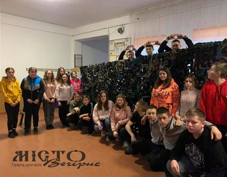 Учні та вчителі Грядівського ліцею сплели маскувальну сітку для військових в зоні ООС 