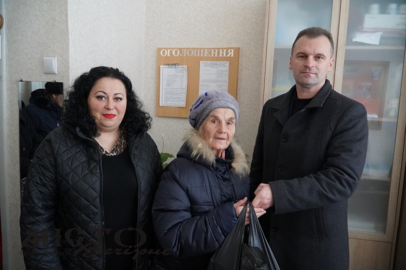 Пенсіонери Володимирської громади отримують продуктові набори - новини Володимир-Водинського Пенсіонери Володимирської громади отримують продуктові набори