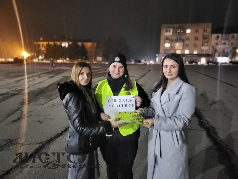 У Володимирі пішоходам роздали світло відбивальні елементи   