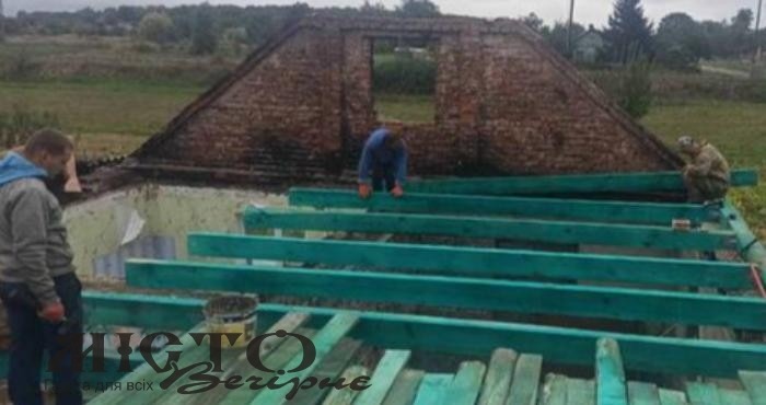 У Новій Лішні відновлюють будинок, який пошкоджено пожежею 