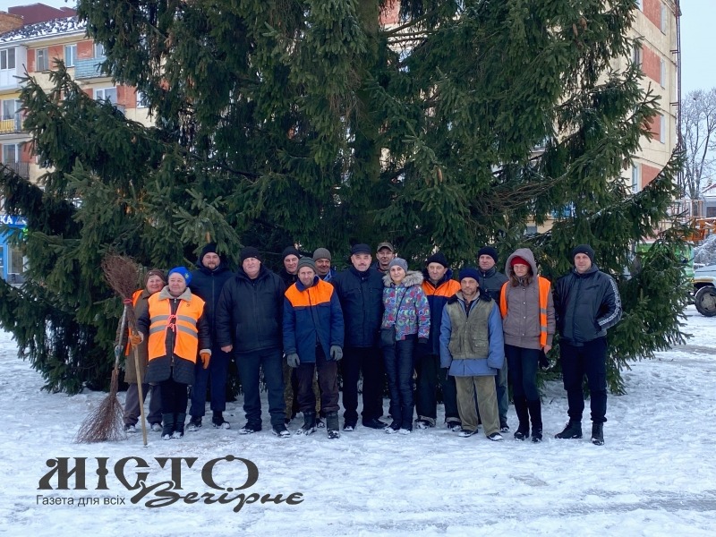 На площі міста встановили святкову ялинку - новини Володимир-Водинського На площі міста встановили святкову ялинку