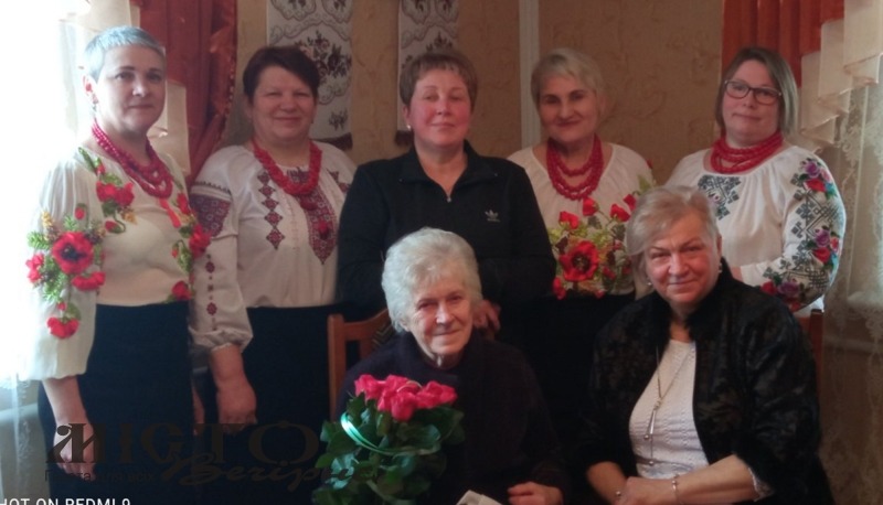 Ювілярка з гостями і доньками: Алла Войтюк, Галина Ткачук, донька Лариса, Леся Степанюк, Людмила Лаць. Поряд з пані Софією – донька Ольга.