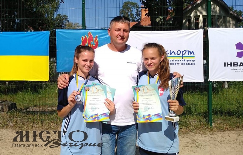 Переможниці чемпіонату України Софія Брилюк та Мар’яна Кліщук разом із тренером Миколою Шевчуком.