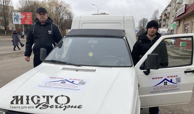 На фото: Електромонтер Валерій Кучерук та сантехнік Сергій Левак. 