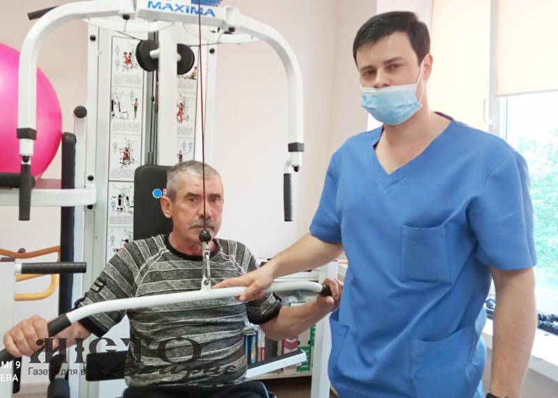Фізтерапевт Юрій Грек проводить заняття на тренажері з пацієнтом Артуром Католиком.