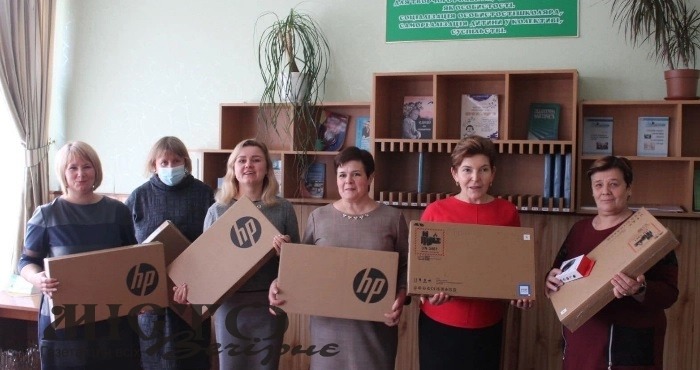 Педагоги отримали 38 ноутбуків 